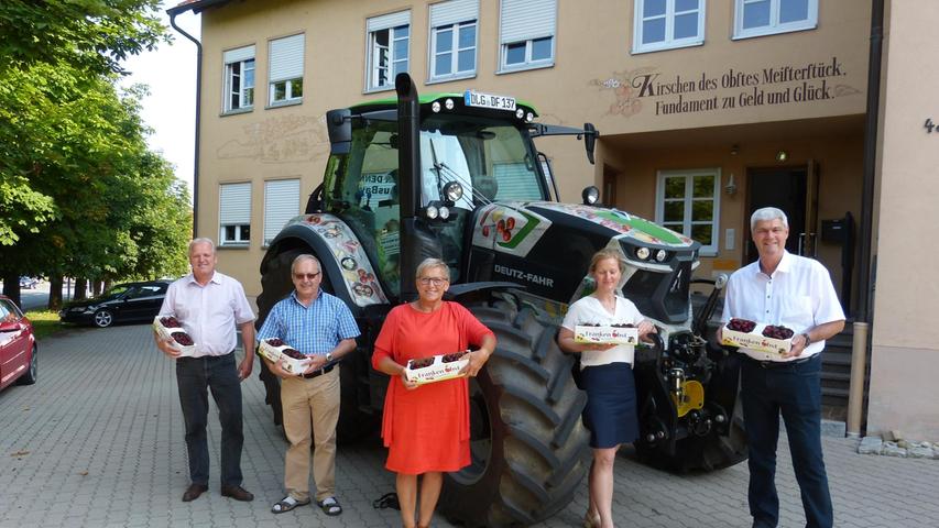 Vor dem Obstmarkt Igensdorf: Reinhard Friedrich, Werner Nützel, Rosi Kraus,  Tina Weishaupt, Hermann Greif (v.li.)