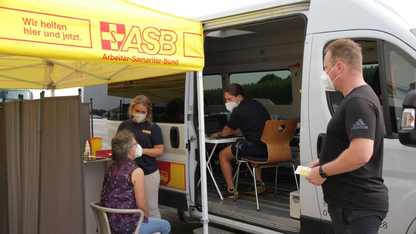 Mobiles Impfen in Neuses: Sebastian Weiß, Leiter des Impfzentrums Forchheim vom Arbeiter-Samariter-Bund (ASB) (rechts) und Ärztin Eva Leithner (links).