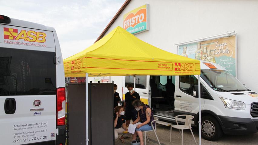 Impfen neben dem Getränkemarkt am Nahversorgungszentrum in Neuses.