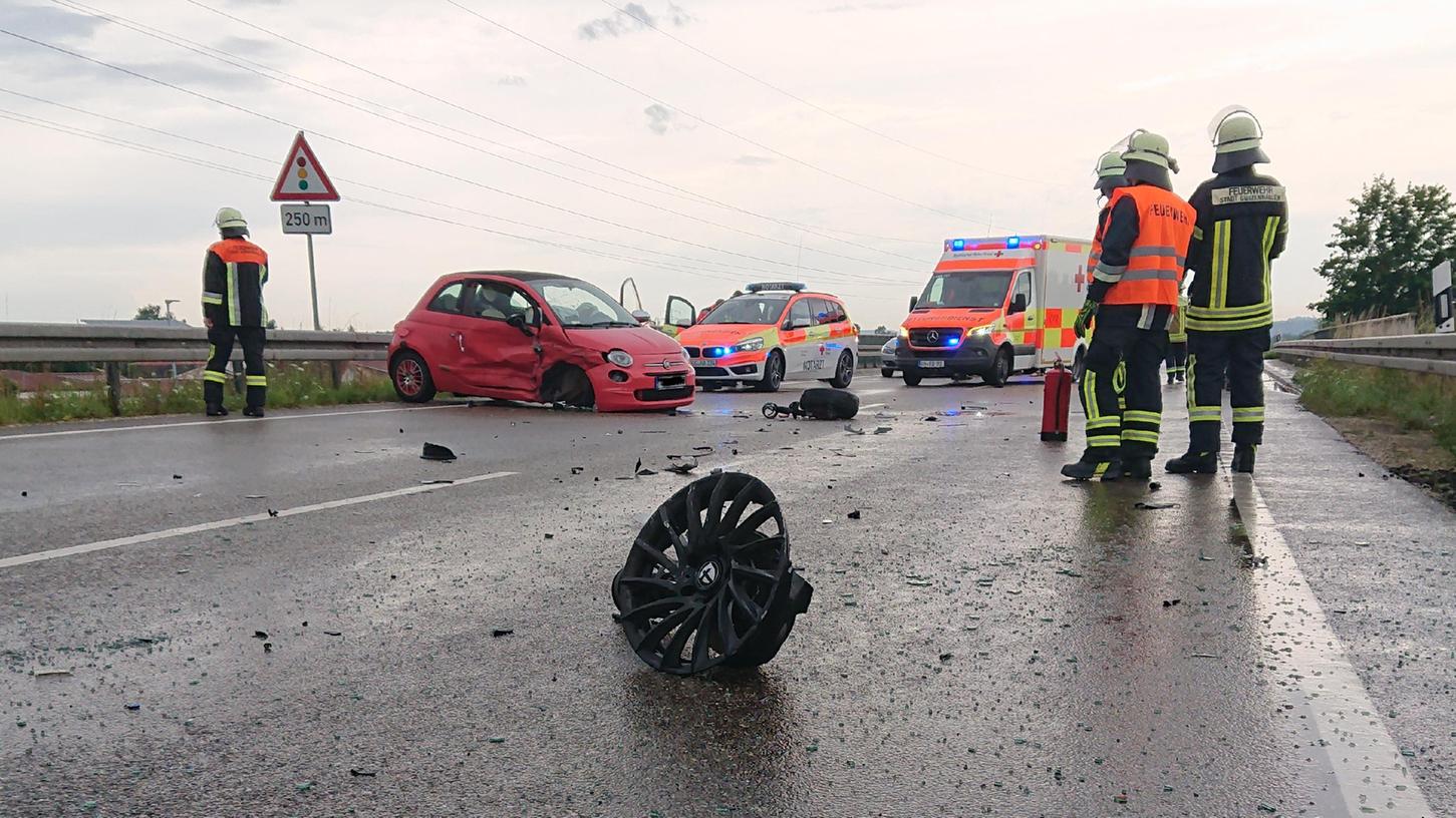 Die Fahrerin dieses Fiats 500 wurde bei dem Unfall auf der B466 bei Schlungenhof schwer verletzt.   
