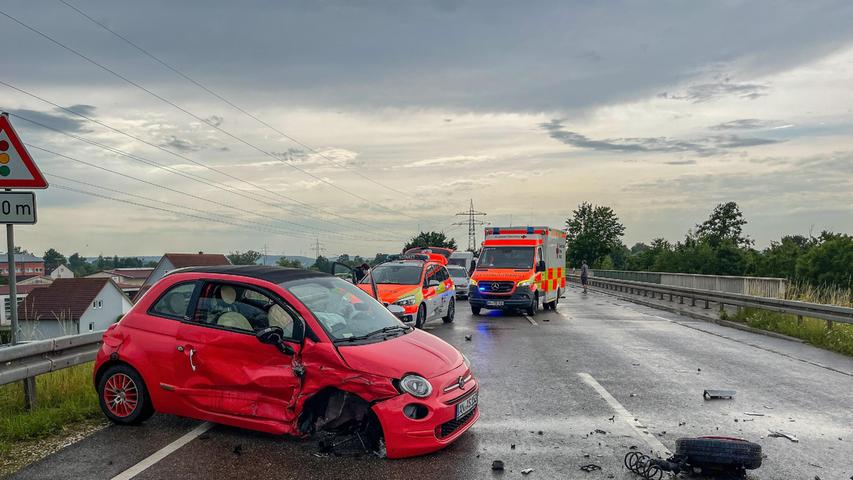 Die Fahrerin dieses Fiats 500 wurde bei dem Unfall auf der B466 bei Schlungenhof schwer verletzt.