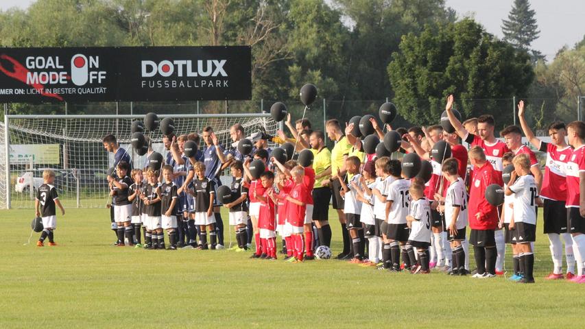 Beide Mannschaften konnten nach dem Einmarsch im aufgepeppten Dotlux-Fußballpark rund 425 Zuschauern zuwinken.