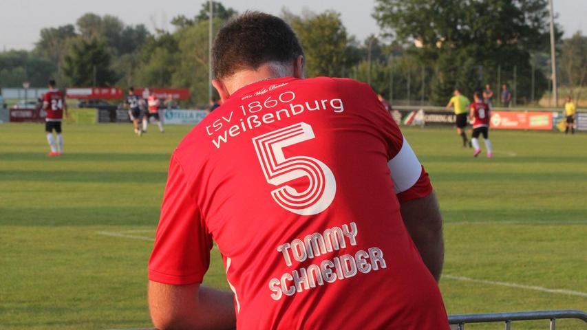 Unvergessen: Mit Trikots und einer Gedenkminute erinnerte der TSV 1860 an seinen im Januar verstorbenen früheren Topspieler, erfolgreichen Trainer und Aktivposten Tommy Schneider,