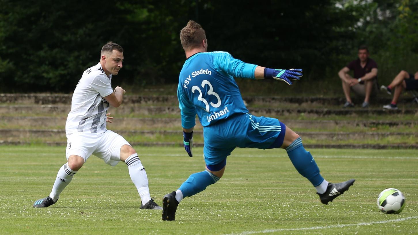 Das Duell des Tages: Der Forchheimer Stürmer Lukas Dütsch fand immer wieder im überragenden Stadelner Keeper Marcel Lenhart  seinen Meister.