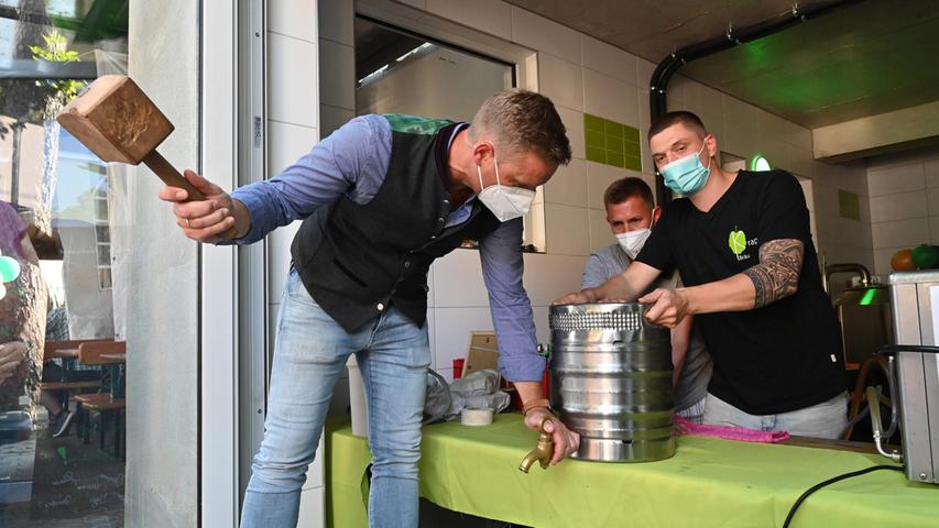 Erlangens Bürgermeister Jörg Volleth zapfte das erste Fass Bier der neuen Brauerei von Marco Krapp (r.) an.