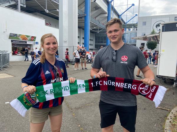 Fanfreundschaft verbindet: Annabell und Konstantin aus Wien sind zu Besuch in Nürnberg. Das erste Heimspiel wollten die Anhänger von Rapid Wien unbedingt miterleben. 