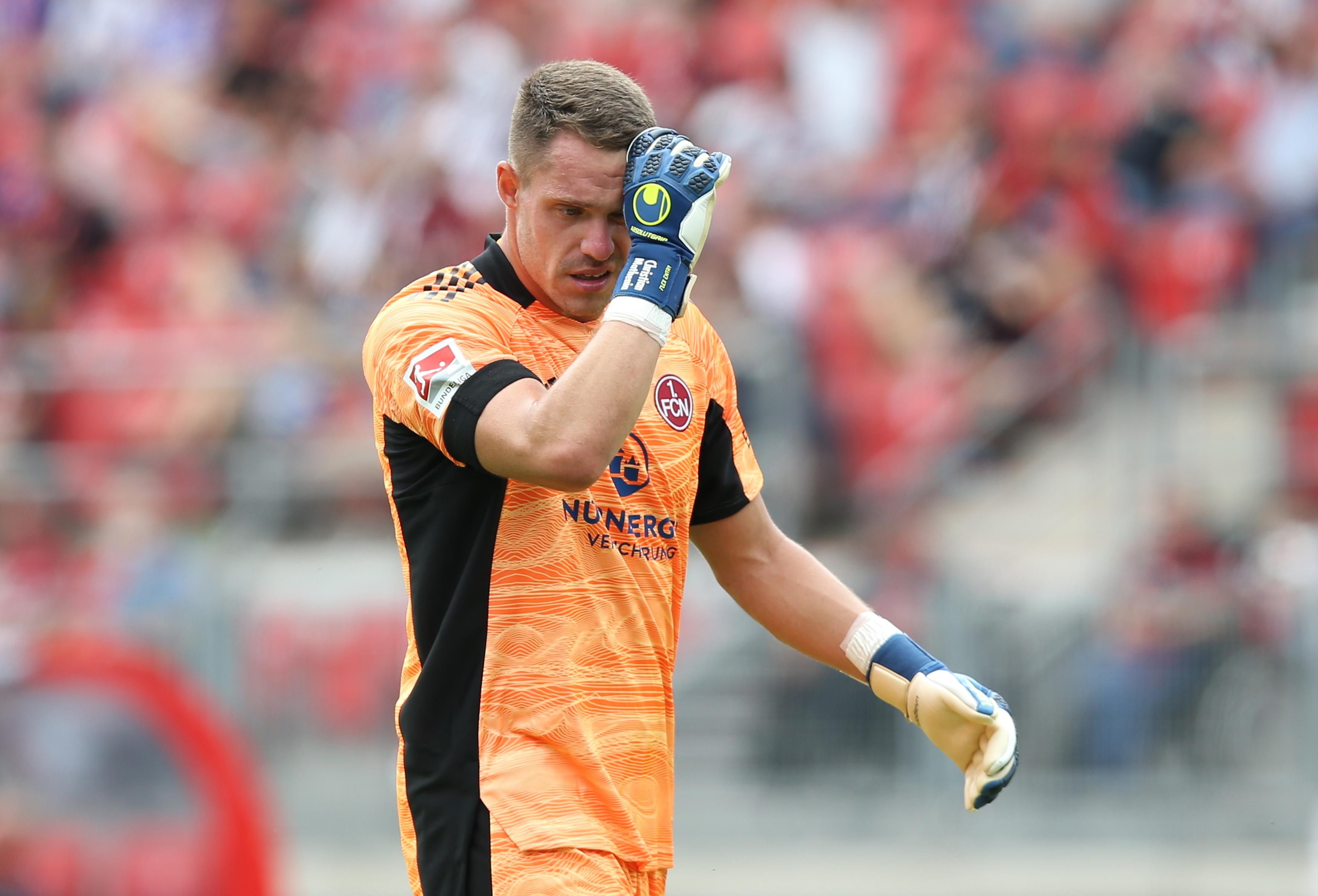  Bei Nazarovs frühem Distanzversuch auf dem Posten, ansonsten von harmlosen Gästen wenig geprüft. Musste lediglich ein paar Hereingaben abfangen. Note: 3