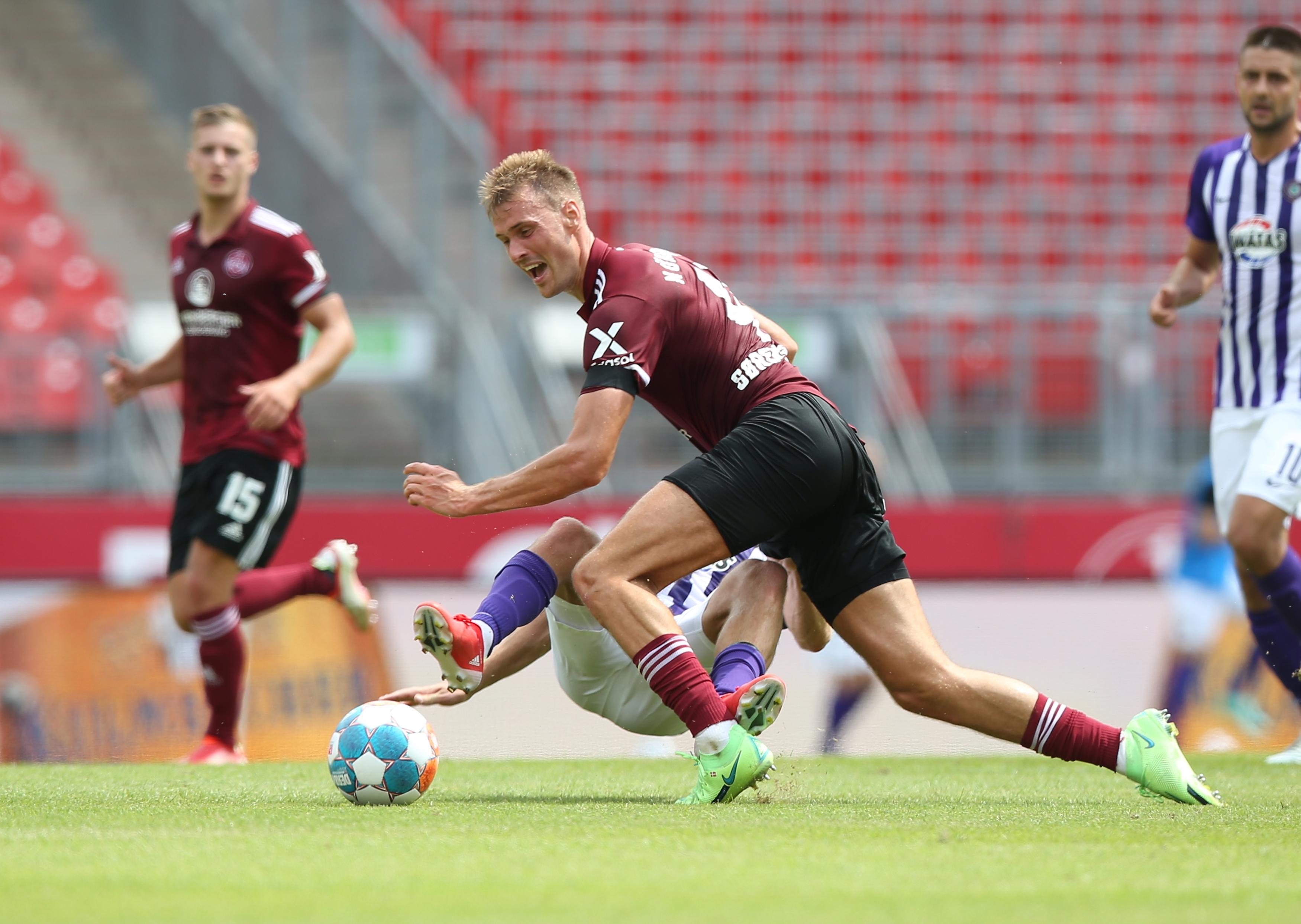  Im Zweikampf nicht ganz frei von kleineren Wacklern, mitunter ein paar Probleme bei der Zuordnung. Insgesamt defensiv aber sehr solide. Note: 3,5