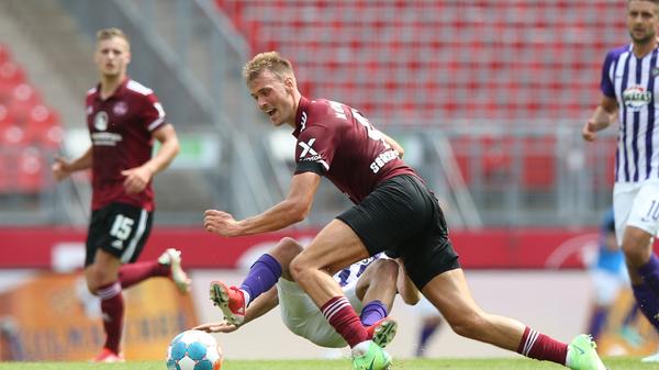 Im Zweikampf nicht ganz frei von kleineren Wacklern, mitunter ein paar Probleme bei der Zuordnung. Insgesamt defensiv aber sehr solide. Note: 3,5