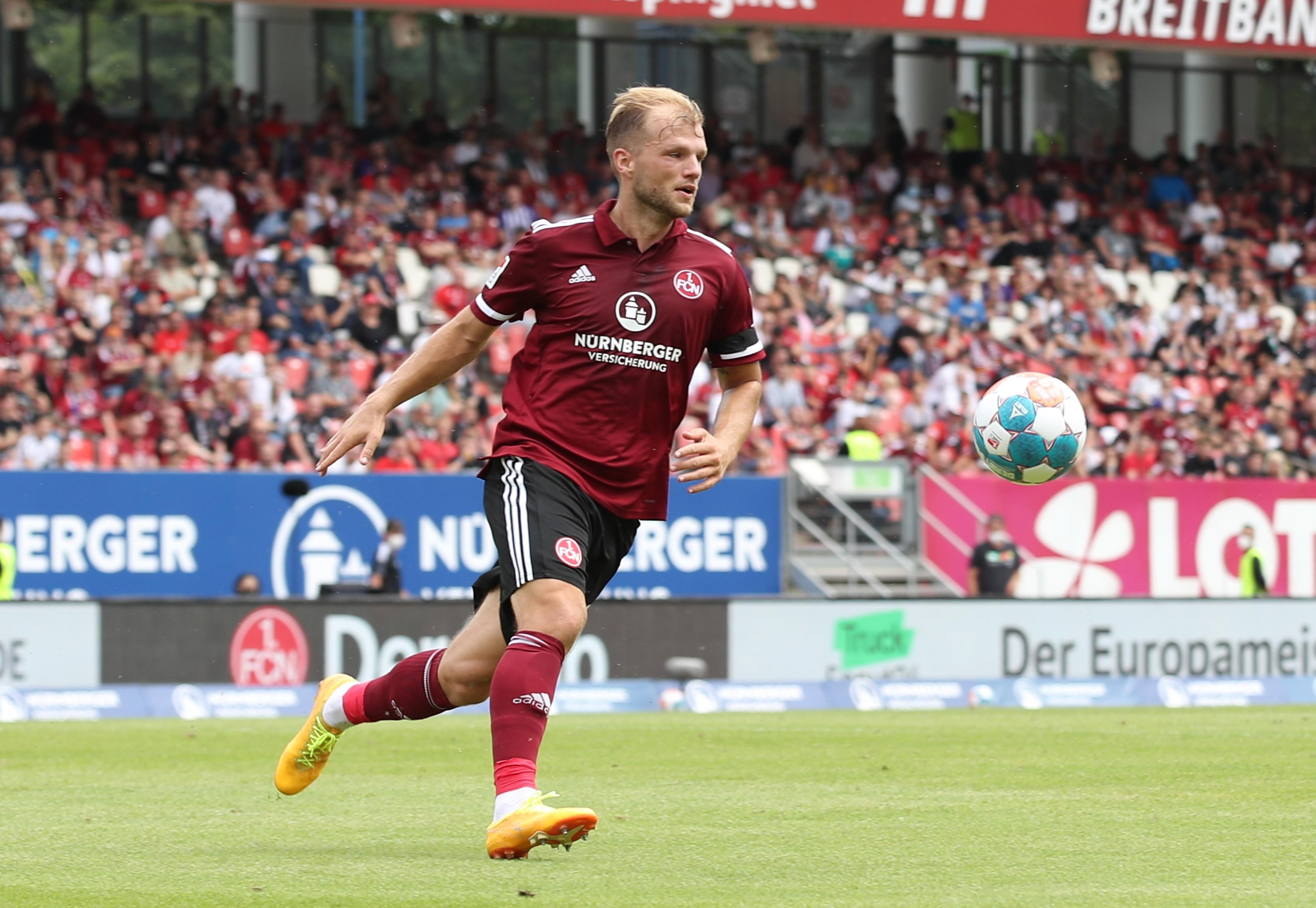 Initiierte als reaktionsschneller Ballverteiler mehrere Offensivaktionen, auch defensiv meist aufmerksam. Bei den Standards ist weiterhin Luft nach oben. Note: 2,5