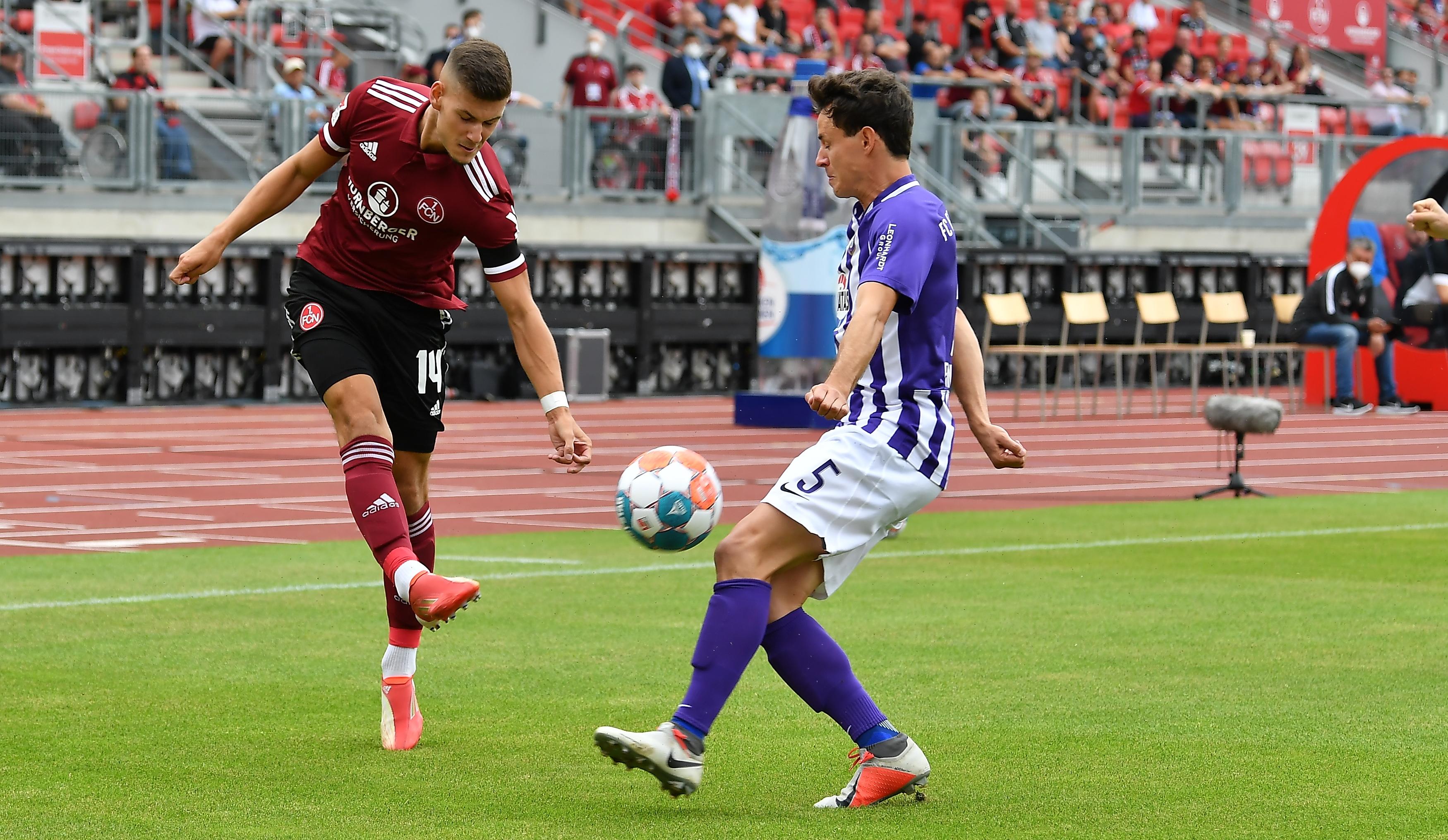 Sehr präsent und körperlich robust, eroberte einige Bälle und versuchte immer wieder seine Mitspieler in Szene zu setzen. Note: 3 Fabian Nürnberger: Hatte anfangs Probleme, ins Spiel zu finden. Zog immer wieder von der linken Außenbahn in die Mitte, vertändelte dort einmal fahrlässig den Ball und vergab eine gute Schusschance. Note: 4,5