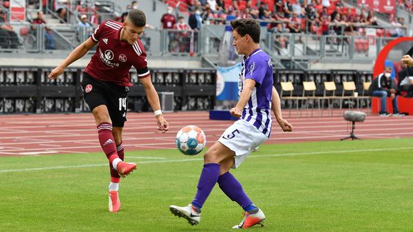 Sehr präsent und körperlich robust, eroberte einige Bälle und versuchte immer wieder seine Mitspieler in Szene zu setzen. Note: 3 Fabian Nürnberger: Hatte anfangs Probleme, ins Spiel zu finden. Zog immer wieder von der linken Außenbahn in die Mitte, vertändelte dort einmal fahrlässig den Ball und vergab eine gute Schusschance. Note: 4,5