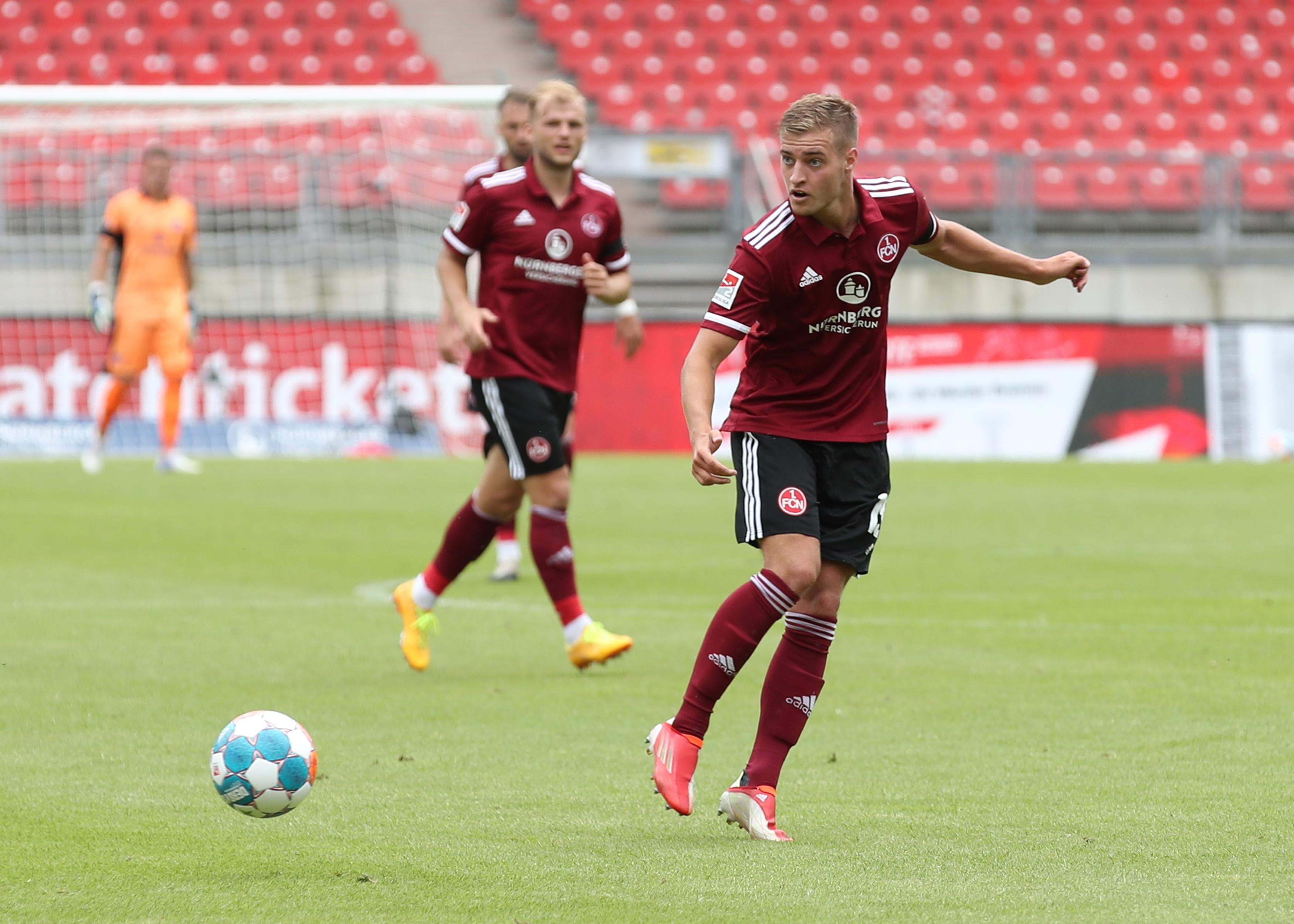 Hatte anfangs Probleme, ins Spiel zu finden. Zog immer wieder von der linken Außenbahn in die Mitte, vertändelte dort einmal fahrlässig den Ball und vergab eine gute Schusschance. Note: 4,5