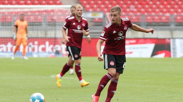 Hatte anfangs Probleme, ins Spiel zu finden. Zog immer wieder von der linken Außenbahn in die Mitte, vertändelte dort einmal fahrlässig den Ball und vergab eine gute Schusschance. Note: 4,5