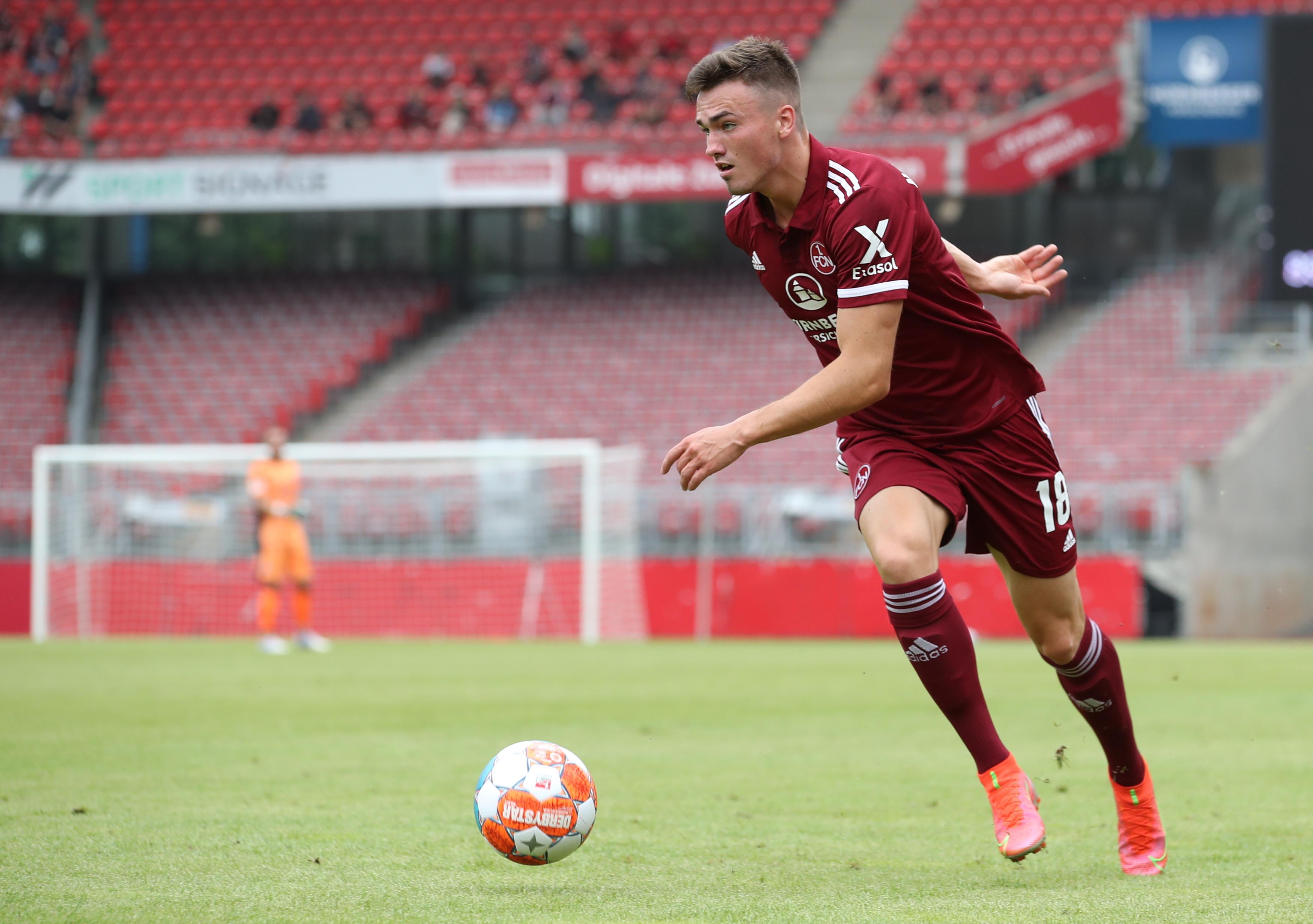 Im Angriff durchaus ein Aktivposten, agierte aber extrem unglücklich. Traf in den entscheidenden Momenten zu oft die falsche Entscheidung, ließ Durchsetzungsvermögen oder die letzte Präzision im Abschluss vermissen. Note: 4  