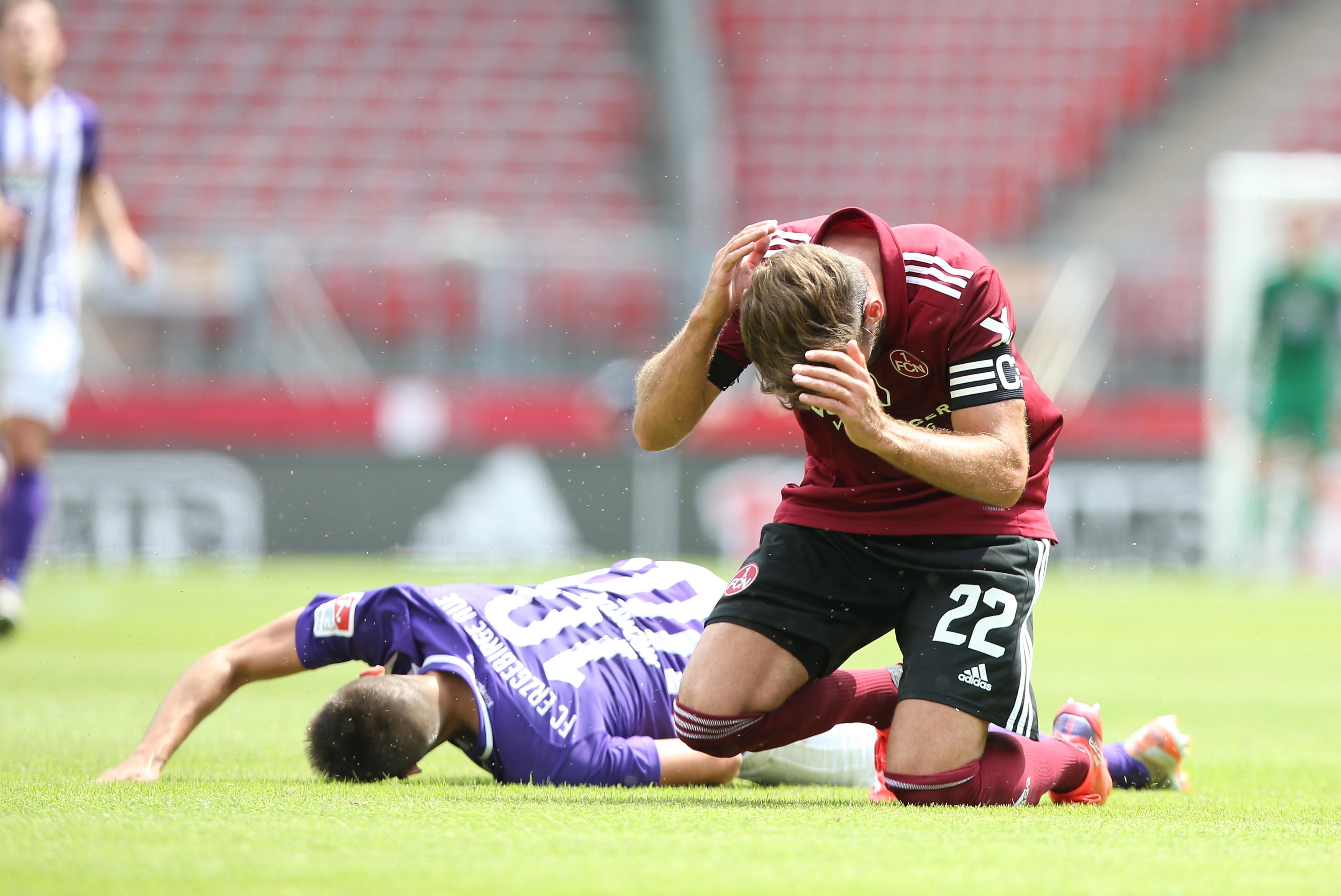 Hatte seine rechte Abwehrseite meist im Griff und schaltete sich unermüdlich nach vorne ein. War auch gut ins Kombinationsspiel eingebunden, fand dann aber mit seinen Hereingaben zu selten einen Mitspieler.  Note: 3,5  