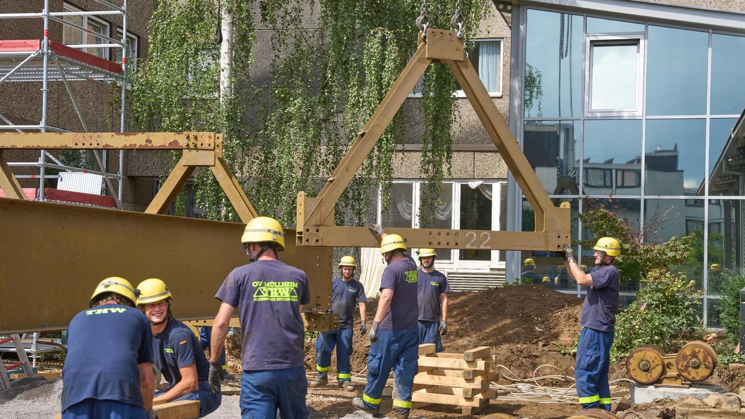 Wurden angegriffen: Helfer des Technischen Hilfswerks (THW) errichten eine Behelfsbrücke über die Ahr.