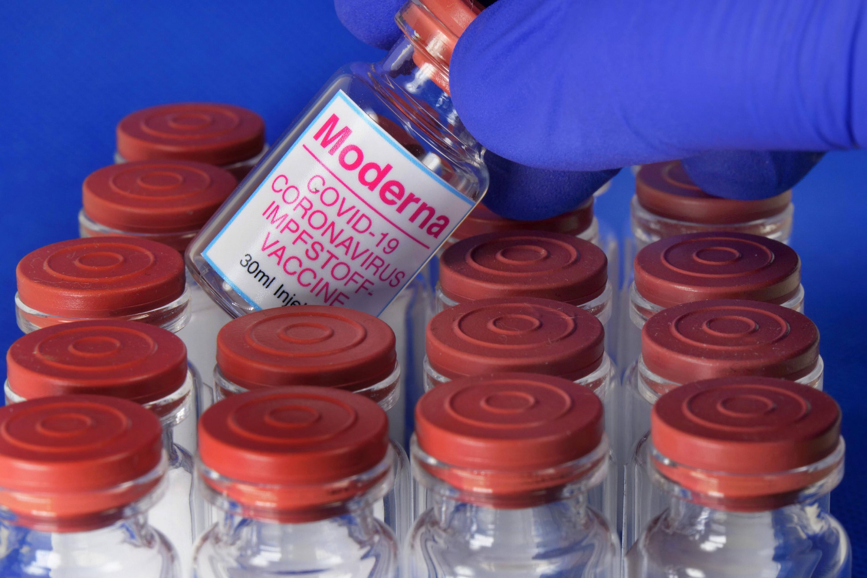 Symbolbild Coronaserum-Impfstoffdose wird ins Bild gezeigt. Corona-Impfstoff *** Symbol image Coronaserum vaccine can i