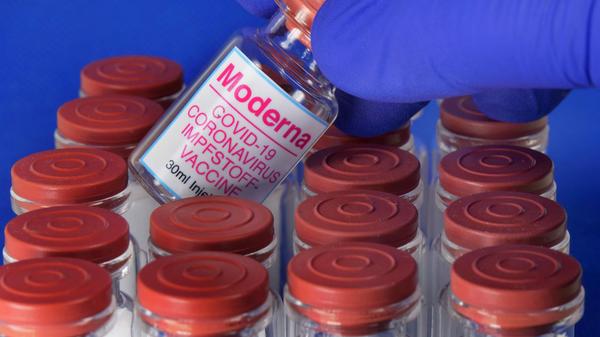 Symbolbild Coronaserum-Impfstoffdose wird ins Bild gezeigt. Corona-Impfstoff *** Symbol image Coronaserum vaccine can i