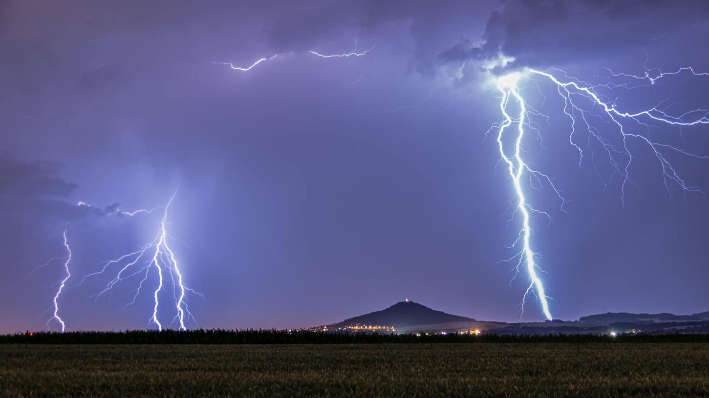 Der Deutsche Wetterdienst warnt am Wochenende in Bayern erneut vor Unwettern.