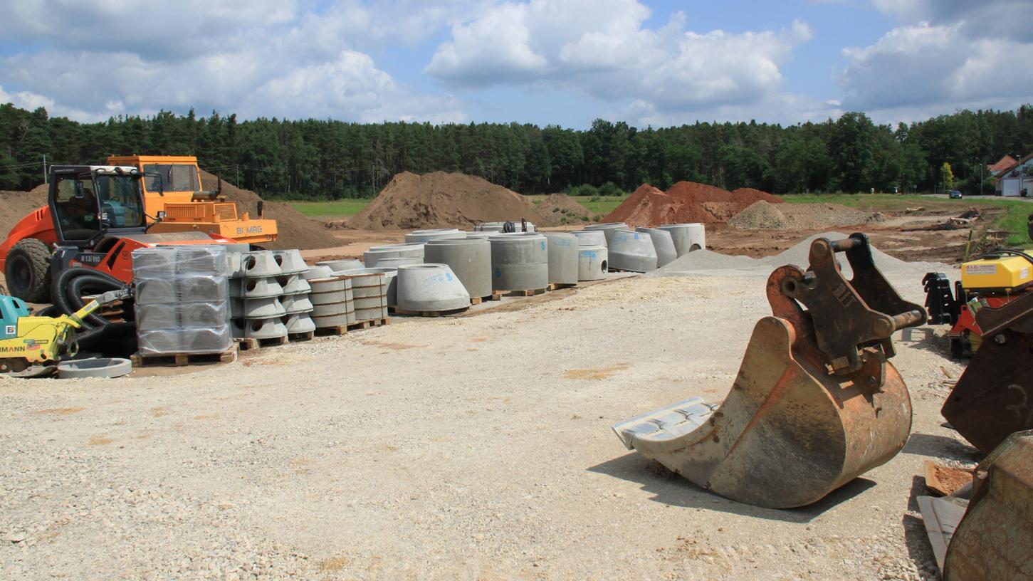 Im neuen Baugebiet „Am St. Wolfgang“ sind die Baumaschinen aufgezogen, die Erschließung des rund vier Hektar großen Gebiets hat begonnen
Im neuen Baugebiet „Am St. Wolfgang“ sind die Baumaschinen aufgezogen, die Erschließung des rund vier Hektar großen Gebiets hat begonnen
