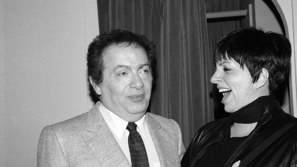 Der amerikanische Komiker Jackie Mason, der auch als Stimmgeber in den USA für die Zeichentrickserie "Die Simpsons" bekannt war, verstarb am 24. Juli 2021 im Alter von 93 Jahren.