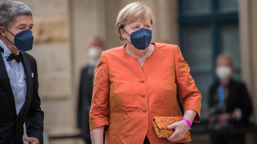 Beim Aussteigen aus dem Wagen, der Merkel und Sauer vorfuhr, trugen beide noch Maske.