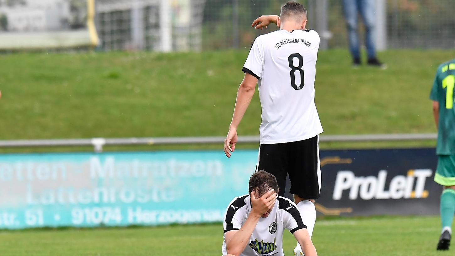 Nach diesem Spielverlauf enttäuscht: Marco Amling (am Boden sitzend) und Michael Thomann.
Nach diesem Spielverlauf enttäuscht: Marco Amling (am Boden sitzend) und Michael Thomann.