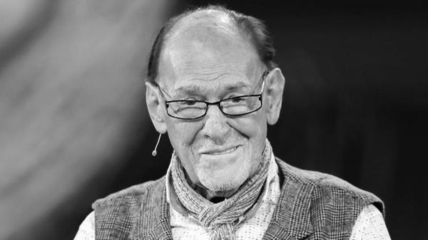 Er stand noch mit fast 100 Jahren auf der Bühne. Herbert Köfer, einer der bekanntesten Schauspieler der DDR und auch nach dem Mauerfall erfolgreich, ist am Samstag im Alter von 100 Jahren gestorben.