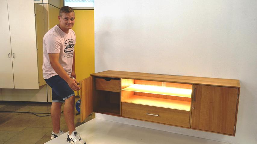Sebastian Wedel aus Gunzenhausen hat einen praktischen TV-Schrank als hängendes Möbelstück in seiner Gesellenarbeit angefertigt.