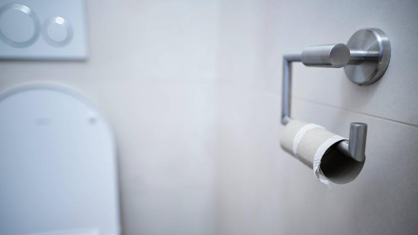 Weil sie Toilette putzen wollte: Unbekannter schlägt Reinigungskraft nieder