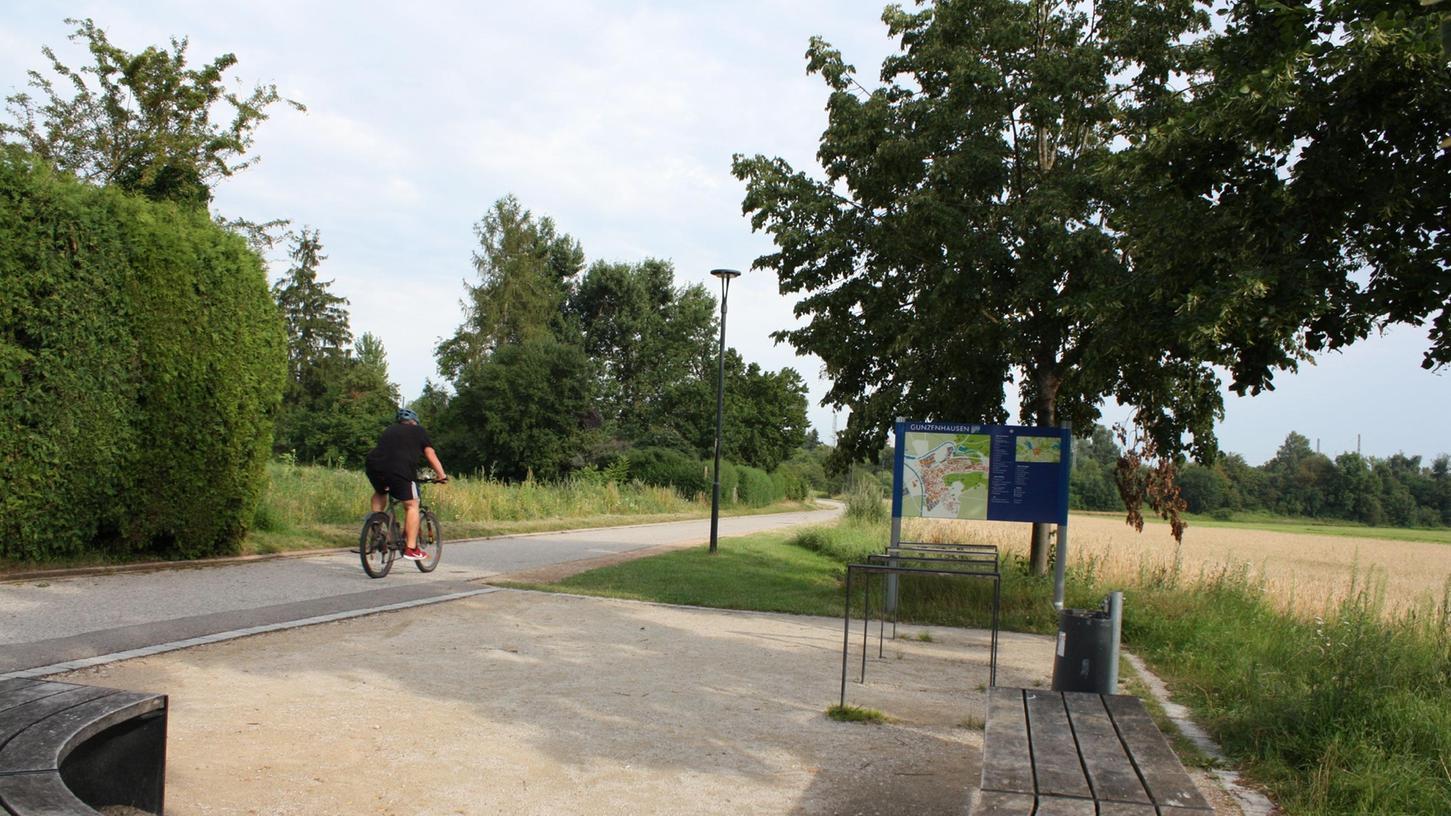 Mit einem Skulpturenweg soll die Seepromenade von Gunzenhausen zum Altmühlsee weiter aufgewertet werden. Eines der acht Kunstwerke soll hier an der Sitzgruppe seinen Platz bekommen.   