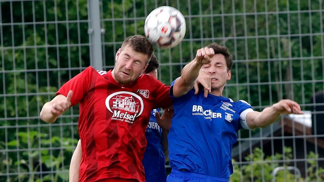 Umkämpfte Premiere: Die Sportvereinigung Mögeldorf (rote Trikots) musste zum Bezirksliga-Auftakt gegen den FC Kalchreuth mit einem 2:2 zufrieden sein.