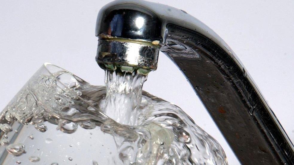 In weiten Teilen Mittelfrankens kann das Wasser auch Wochen nach den Überschwemmungen nicht wie normal aus dem Hahn verwendet werden. In weiten Teilen Mittelfrankens kann das Wasser auch Wochen nach den Überschwemmungen nicht wie normal aus dem Hahn verwendet werden.