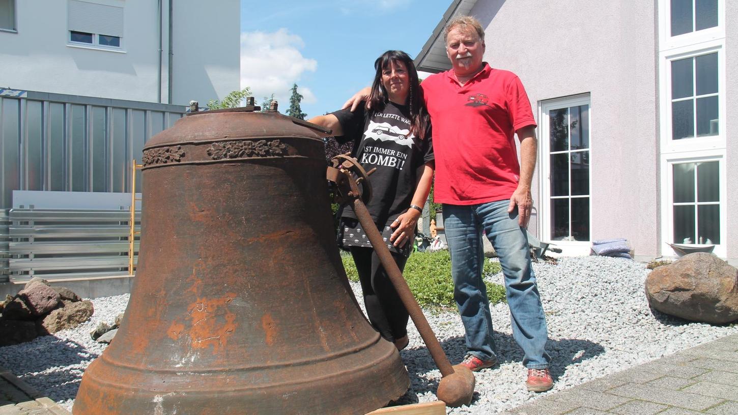 Das hat nicht jeder vor dem Haus: Willi Grillenberger hat die Glocke auf einer Online-Verkaufsplattform für seine Lebensgefährtin Beate Anna Dürr ersteigert. Ob sie in den mitgelieferten fünf Meter hohen Turm kommt, ist noch offen.