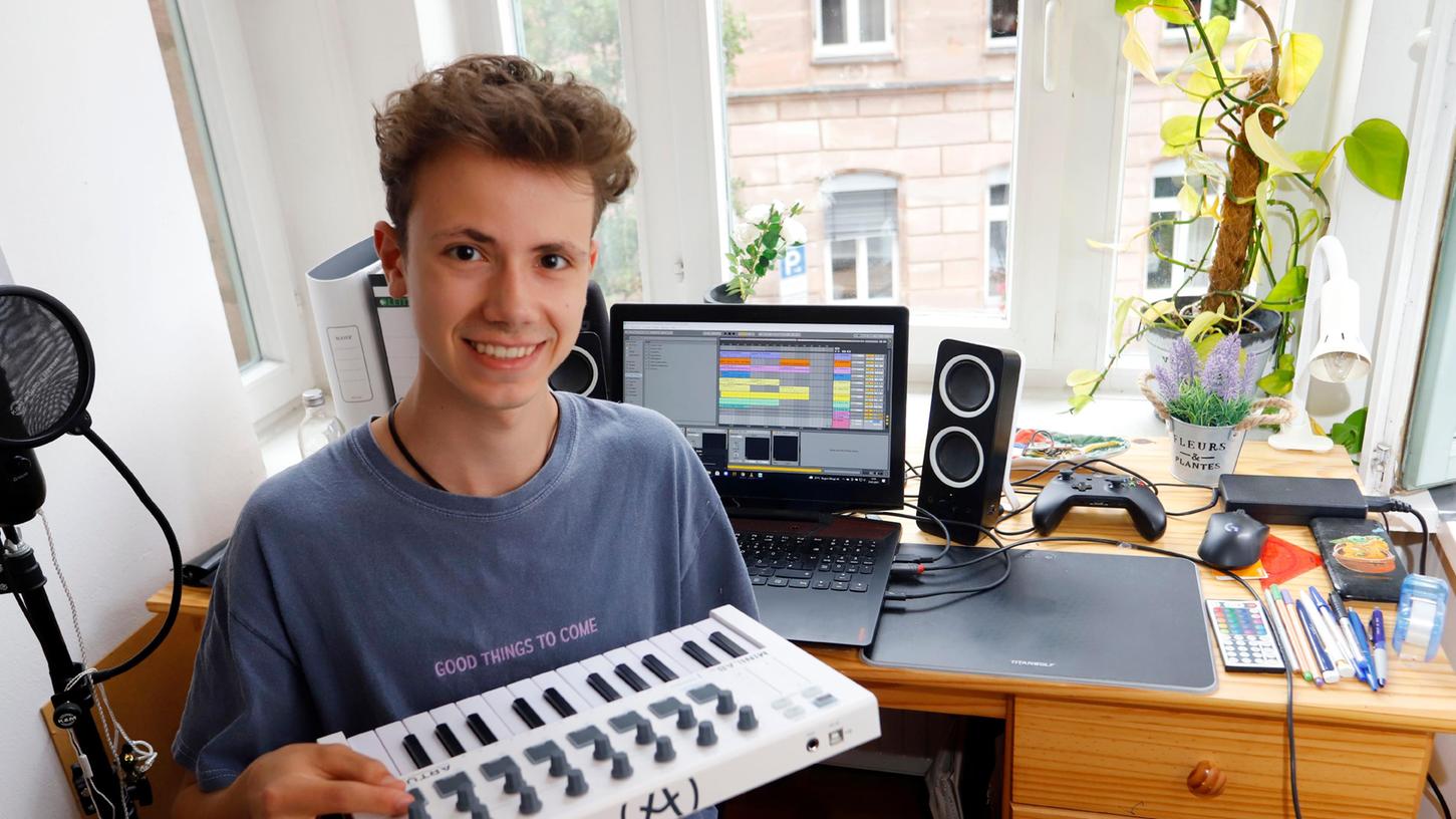 Schüler Marlin Simen aus Nürnberg hat einen eigenen Song komponiert und produziert und es damit ins Finale eines Nachwuchswettbewerbs geschafft.