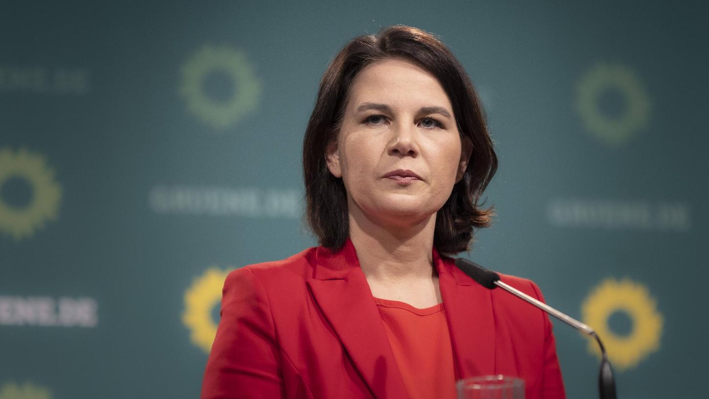 Nach Kanzleramtsminister Braun schließt auch Grünen-Kanzlerkandidatin Annalena Baerbock nicht aus, dass bald Einschränkungen für Ungeimpfte gelten könnten.
Nach Kanzleramtsminister Braun schließt auch Grünen-Kanzlerkandidatin Annalena Baerbock nicht aus, dass bald Einschränkungen für Ungeimpfte gelten könnten.
