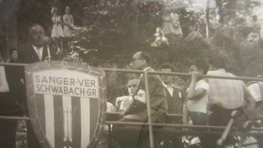 1958 auf dem Eschenauer Kellerberg beim zehnjährigen Bestehen, Eschenaus Bürgermeister Konrad Engelhardt am Mikrofon bei seiner Begrüßungsrede.