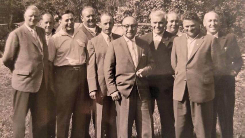 Die erweiterte Vorstandschaft der Sängervereinigung im Mai 1954 mit dem ersten Vorsitzenden Hans Engelhardt (rechts vorne).
Die erweiterte Vorstandschaft der Sängervereinigung im Mai 1954 mit dem ersten Vorsitzenden Hans Engelhardt (rechts vorne).