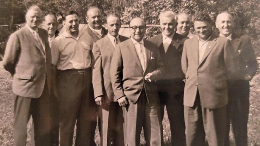 Die erweiterte Vorstandschaft der Sängervereinigung im Mai 1954 mit dem ersten Vorsitzenden Hans Engelhardt (rechts vorne). 