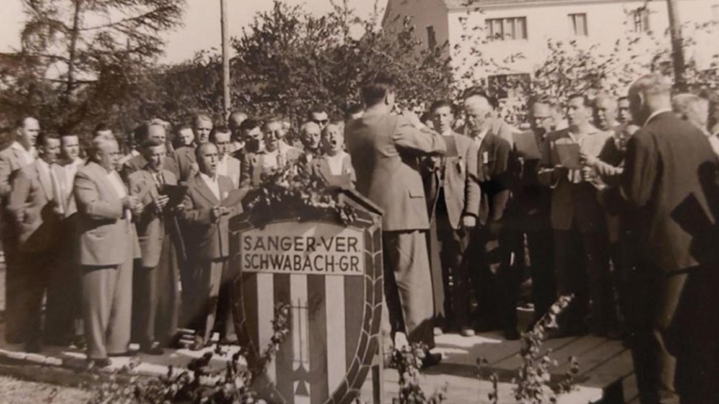 Chorleiter Ernst Redwig dirigiert die Chöre aus Forth-Büg, Weißenohe, Eckenhaid und Oberschöllenbach.