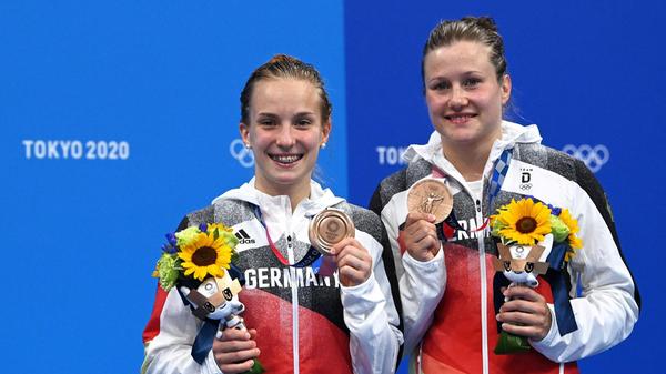 Lena Hentschel (links) und Tina Punzel machten den Auftakt für das deutsche Team. Im Synchronspringen vom Drei-Meter-Brett gewann das Duo die Bronzemedaille.