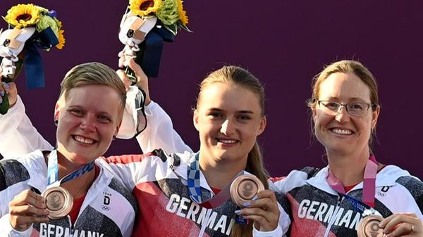 Der Teamwettbewerb im Bogenschießen der Frauen war ein besonders spannender. Am Ende holten (von links) Michelle Kroppen, die Feuchterin Charline Schwarz, Lisa Unruh (Bogenschießen) Bronze.