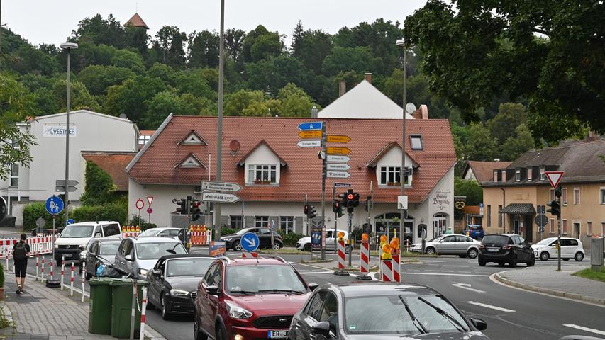 Weil die Bayreuther Straße zwischen Baiersdorfer Straße und Essenbacher Straße gesperrt ist, kommt es in der Nordstadt (wie hier beim Gulden und in der Essenbacher Straße) zu Mega-Staus.
Foto: Klaus-Dieter Schreiter Weil die Bayreuther Straße zwischen Baiersdorfer Straße und Essenbacher Straße gesperrt ist, kommt es in der Nordstadt (wie hier beim Gulden und in der Essenbacher Straße) zu Mega-Staus.
Foto: Klaus-Dieter Schreiter