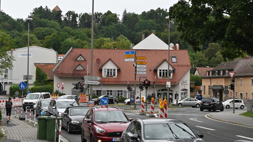 Weil die Bayreuther Straße zwischen Baiersdorfer Straße und Essenbacher Straße gesperrt ist, kommt es in der Nordstadt (wie hier beim Gulden und in der Essenbacher Straße) zu Mega-Staus.