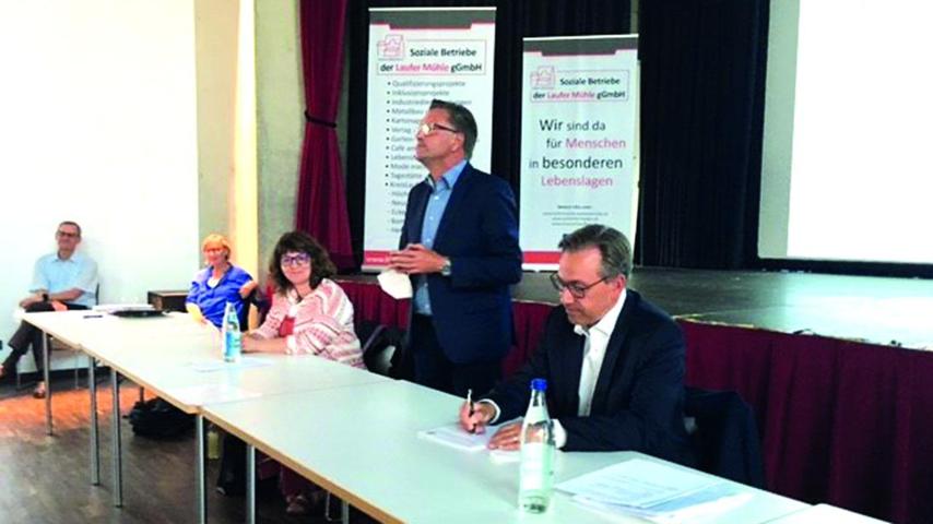 Wahlleiter Bürgermeister Karsten Fischkal (Mitte) und „seine“ Wahlhelfer Martina Stamm-Fiebich MdB und Landrat Alexander Tritthart.