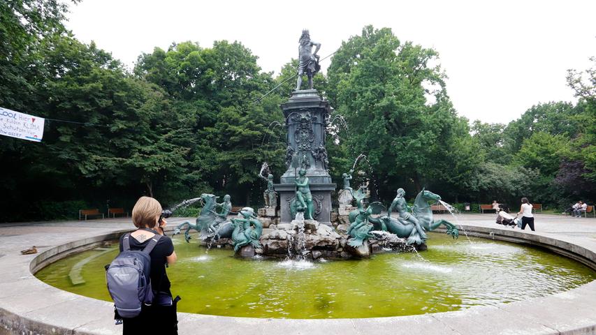  Der Neptunbrunnen steht seit 1962 im Stadtpark. Er ist ein beliebtes Fotomotiv.