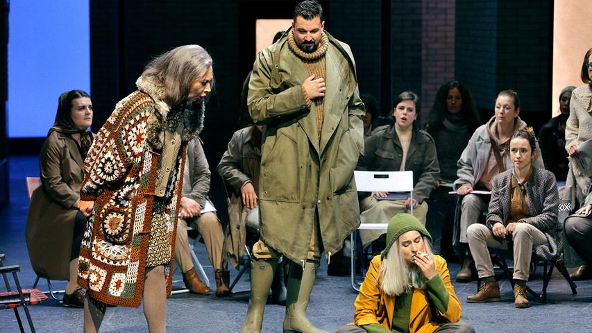 Senta (Asmik Grigorian, sitzend) hat keinen Bock auf den biederen Alltag in Dalands Welt. Szene aus dem Bayreuther Senta (Asmik Grigorian, sitzend) hat keinen Bock auf den biederen Alltag in Dalands Welt. Szene aus dem Bayreuther