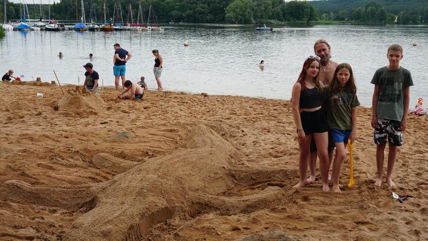 Die Urlauber Juliane (links), Carina und Jonas nahmen mit ihrem Vater Oliver zum wiederholten Mal an diesem Wettbewerb teil. In diesem Jahr ließen sie ein riesiges Krokodil aus dem Sand entstehen. 