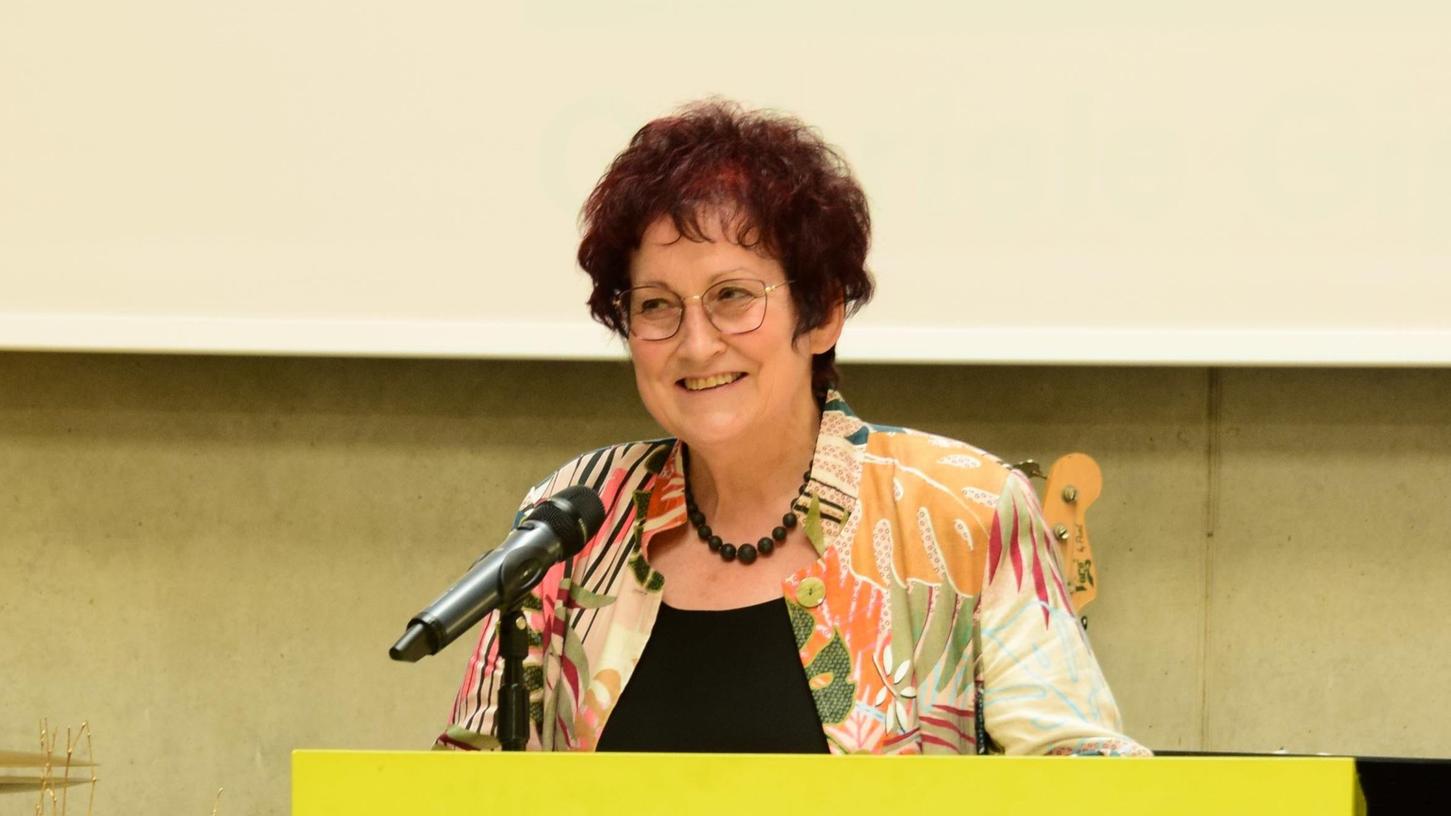 Gabriele Gippner wird nach acht Jahren als Oberstudienrätin mit 65 Jahren in den Ruhestand verabschiedet Gabriele Gippner wird nach acht Jahren als Oberstudienrätin mit 65 Jahren in den Ruhestand verabschiedet